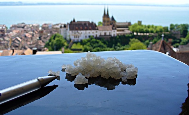 Grains de k&eacute;fir d'eau, avec Neuch&acirc;tel et son lac en arri&egrave;re-plan